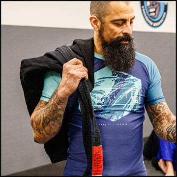 Rash Guard Under the Gi or Bare Chest? What’s the Best Choice for Jiu-Jitsu?
